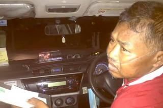 Foto Seorang Sopir Taksi yang Bekerja Sambil Memakai Selang Oksigen Viral di Thailand.